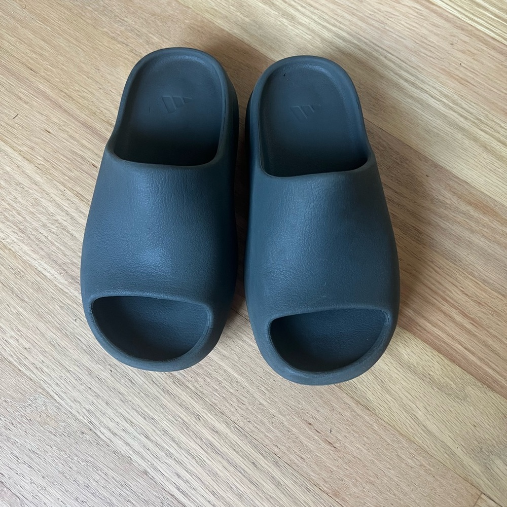 Adidas Yeezy Slides Kids Size 2